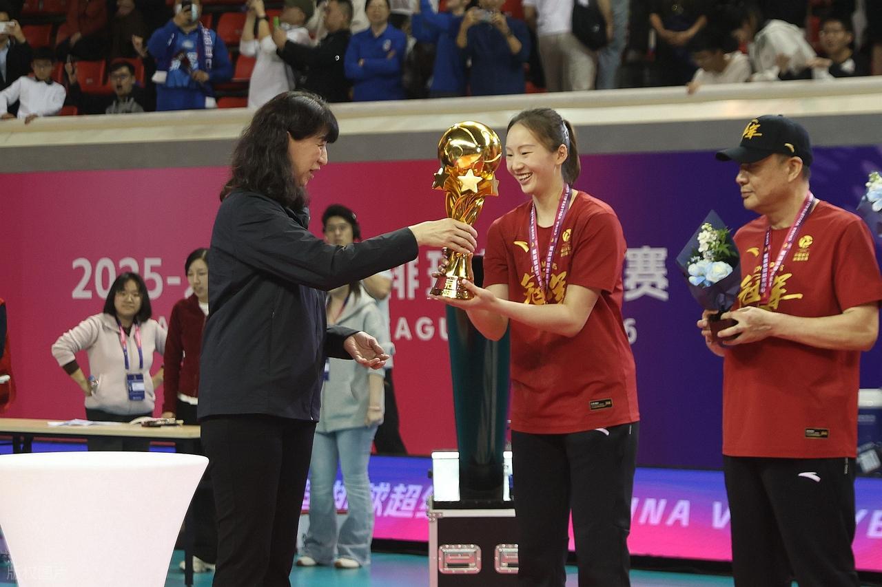 绝妙，湖人队新阵容被NBA评论员比尔·西蒙斯起绰号“Snowtime”